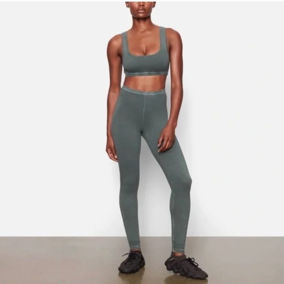 SKIMS Outdoor Legging in Malachite - Picture 2 of 5